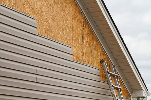 Professional Wood Siding technician working in Lowell, OR